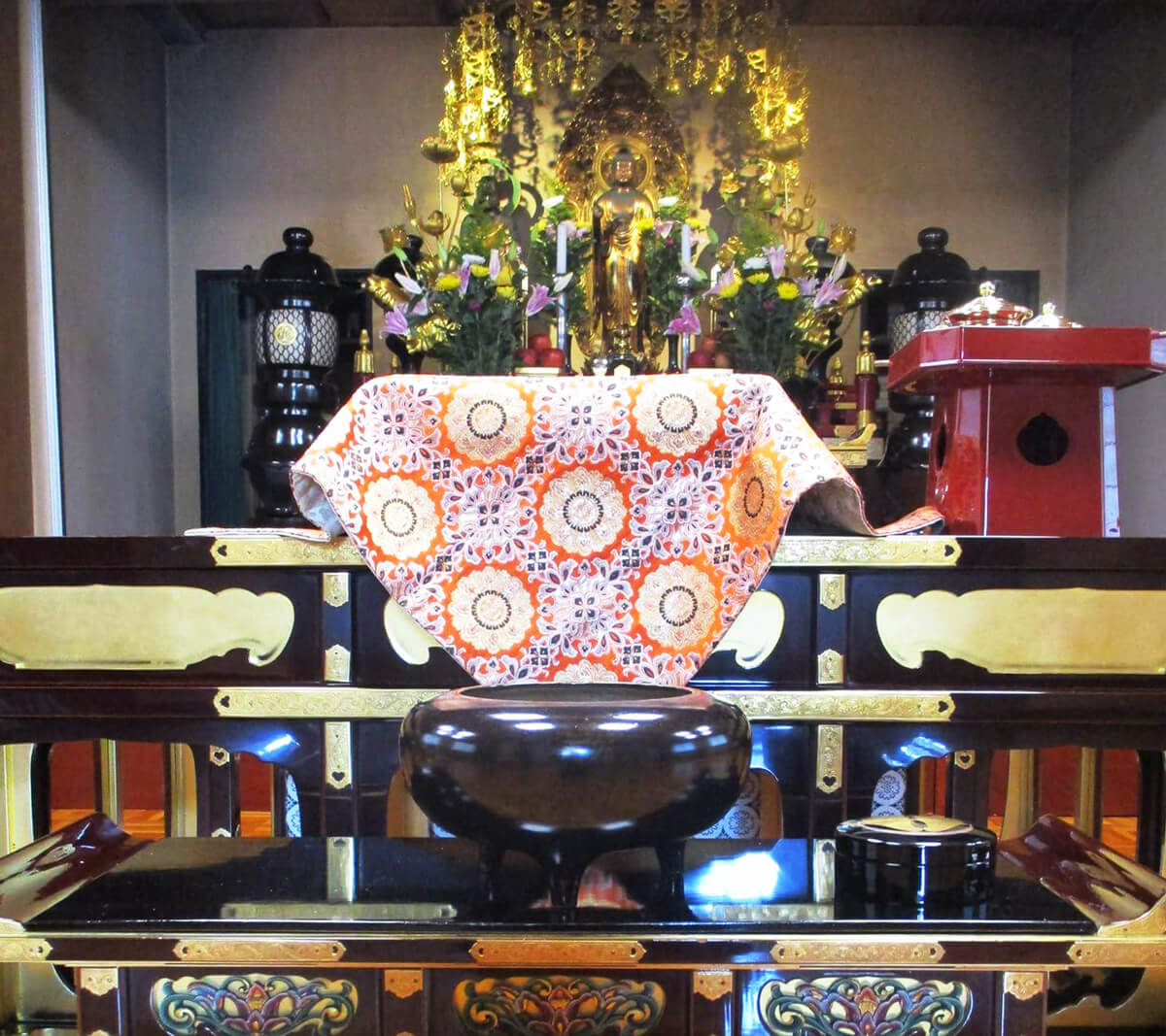 焼香台、高座、阿弥陀様